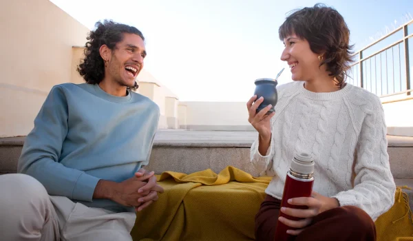 medium-shot-smiley-friends-with-drink medium-shot-smiley-friends-with-drink